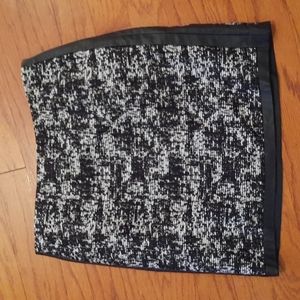 Ann Taylor herringbone skirt. Size 10.